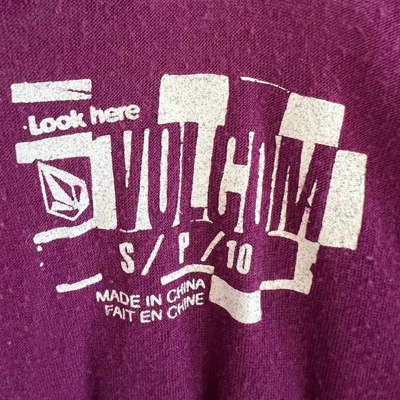 Volcom Violet Purple Womenโs Relaxed Fit Bow Pocket V-Neck Tee Shirt Size Small - Picture 3 of 5